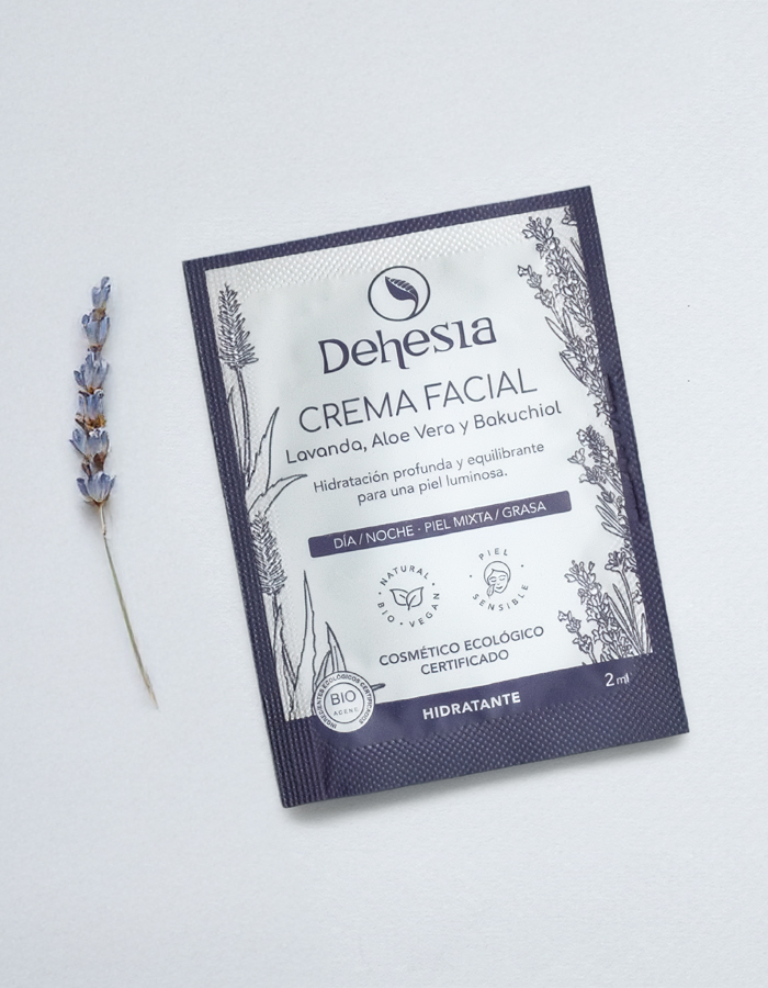 Diseño de packaging estratégico para sachets de cosmética natural - Eva Arias Studio