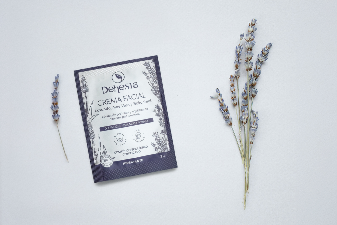 Diseño de packaging estratégico para sachets de cosmética natural - Eva Arias Studio